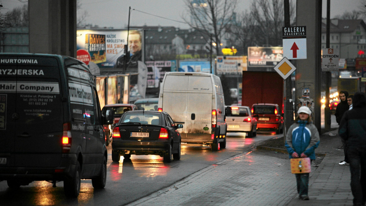 W piątek na moście Piłsudskiego przeprowadzona została próba przejazdu pojazdów uprzywilejowanych w porze największego natężenia ruchu. Jej efektem jest nowa koncepcja organizacji komunikacji w tym miejscu - informuje serwis cowtoruniu.pl.