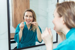 Daj się przekonać! Lekarz przedstawia 5 ważnych powodów do tego, by regularnie używać nici dentystycznych