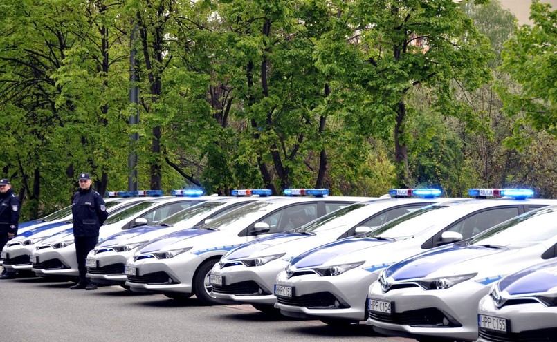 Policja poinformowała, że każdy z pojazdów toyota auris kombi wart jest ponad 92 tys. zł