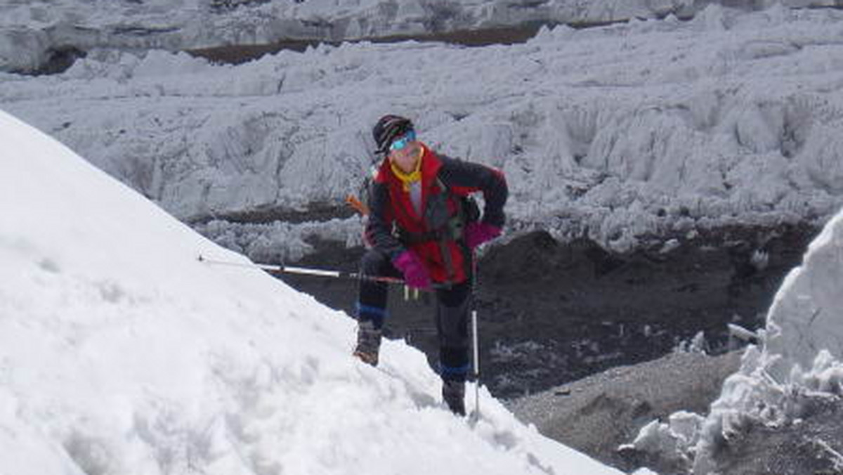 Niedotlenienie mózgu na wysokości 8000 m jest najgorsze — uważa wybitna himalaistka Anna Czerwińska, która wciąż ma nadzieję, że uważani za zaginionych po zdobyciu szczytu Broad Peak (8051 m) Maciej Berbeka i Tomasz Kowalski odnajdą się żywi.