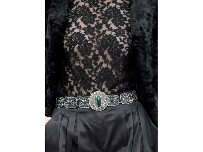 Ozdobny pasek w połączeniu ze stonowaną stylizacją z powodzeniem zastępuje biżuterię