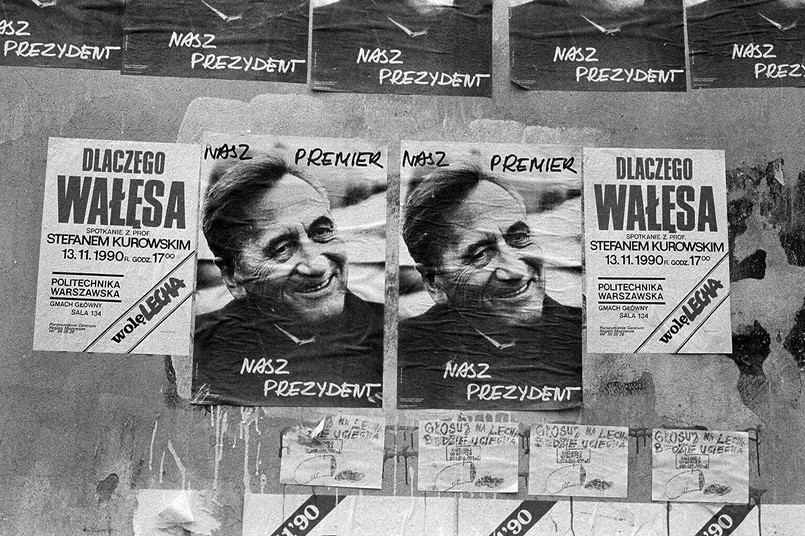 Tadeusz Mazowiecki na plakatach w czasie kampanii wyborczej przed wyborami prezydenckimi w listopadzie 1990 r.