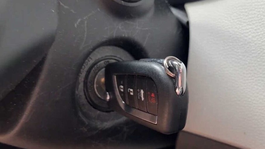 Manuálne vypínanie motora na semaforoch v starších autách na Slovensku extrémne zaťažuje štartér a akumulátor. Vodiči by mali zvážiť, či ušetrené palivo stojí za riziko drahej opravy. 