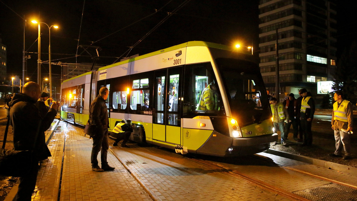 W nocy w Olsztynie tramwaj wyjechał na drugą jazdę testową. Dotarł do ratusza. Tramwajowi towarzyszyły mu pojazdy techniczne, które sprawdzały także linię trakcyjną.