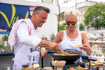 Kovács Lázás és Pásztor Anna készítik az egészséges összetevőkből álló ételeket.