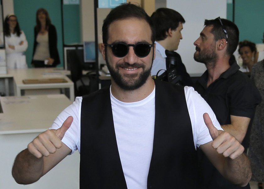 Gonzalo Higuain jest pazerny? Wziął kasę, zostawił dziewczynę