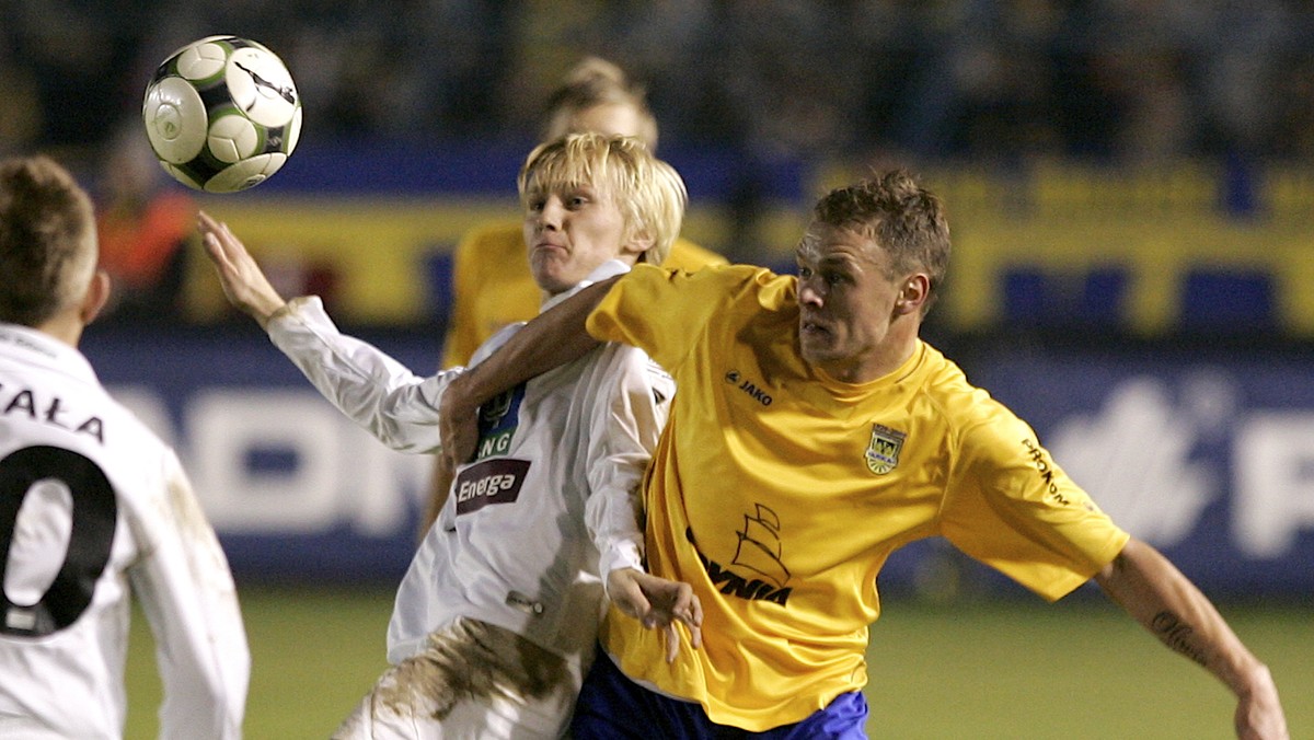 W rozgrywanym awansem meczu 16. kolejki Ekstraklasy, w derbach Trójmiasta Arka Gdynia przegrała u siebie z Lechią Gdańsk 1:2 (0:1). Była to czwarta porażka Arki w ekstraklasowych derbach.