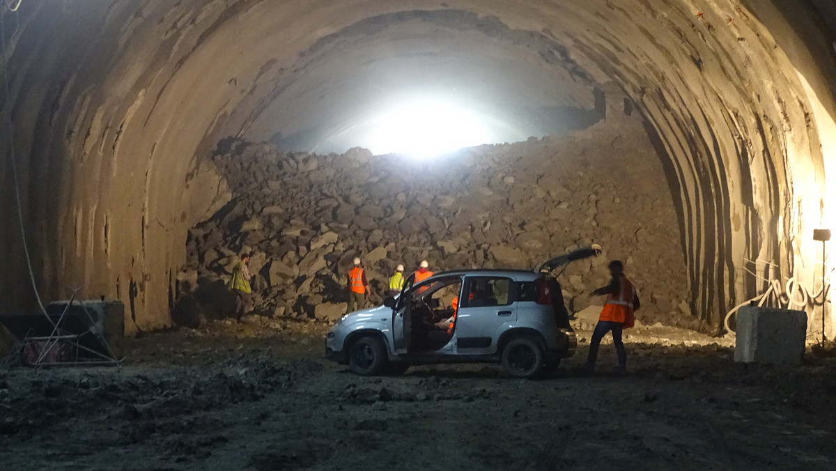 Drążona w masywie Małego Lubonia druga nitka tunelu drążonego w ciągu nowej Zakopianki, czyli drogi ekspresowej S7, została w poniedziałek przebita. Ekipy drążące tunel od strony północnej i południowej spotkały się po wysadzeniu ostatnich metrów skalnej ściany.