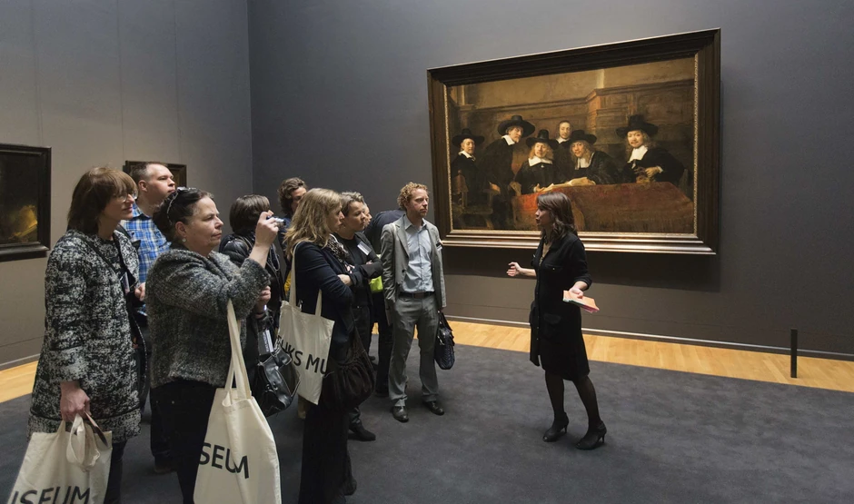 Vodič posetioce upoznaje sa detaljima iz Rembrantove biografije