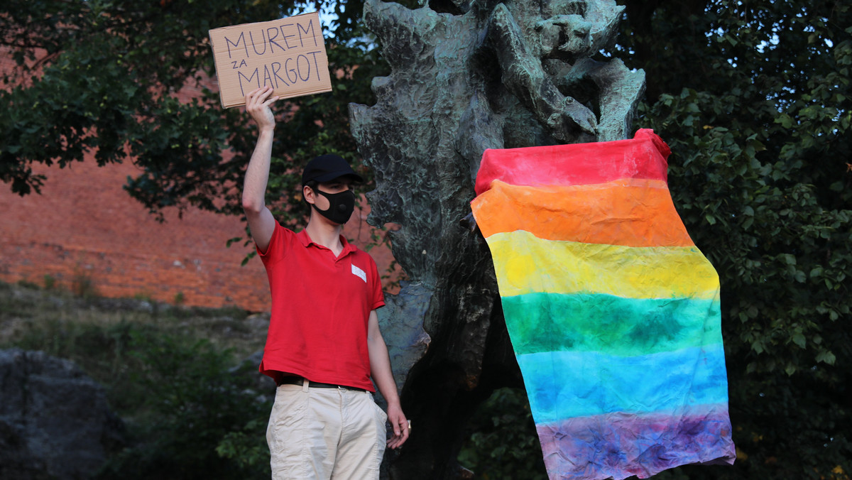 Uczestnicy happeningu w Krakowie wyrażający solidarność ze społecznością LGBT zostali spisani przez policję po tym, jak jeden z nich zawiesił tęczową flagę na słynnym pomniku pod Wawelem. Teraz sprawca postanowił przeprosić... Smoka Wawelskiego.