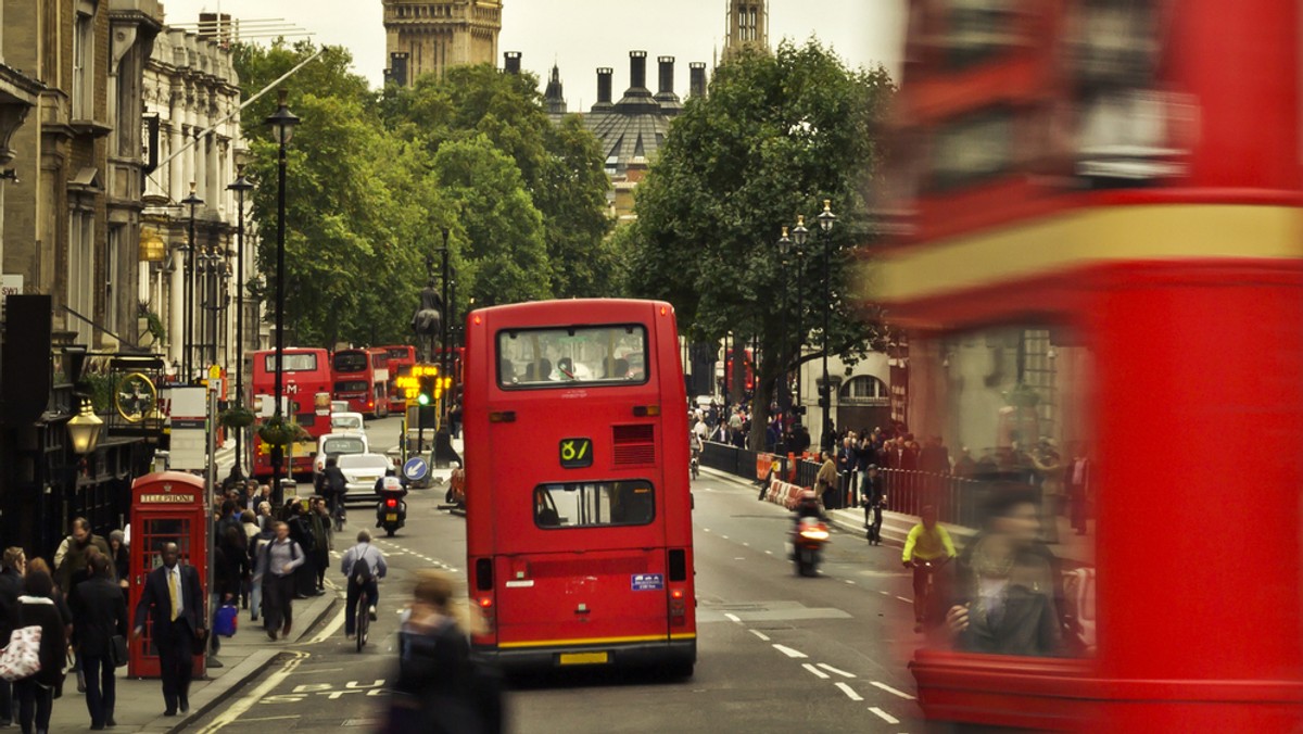 Kilkudziesięciu mieszkańców londyńskiej dzielnicy Walthamstow ruszyło na pomoc rowerzyście, który wpadł pod koła piętrowego autobusu. Londyńczycy uwolnili poszkodowanego, którego w ciężkim stanie przewieziono do szpitala.