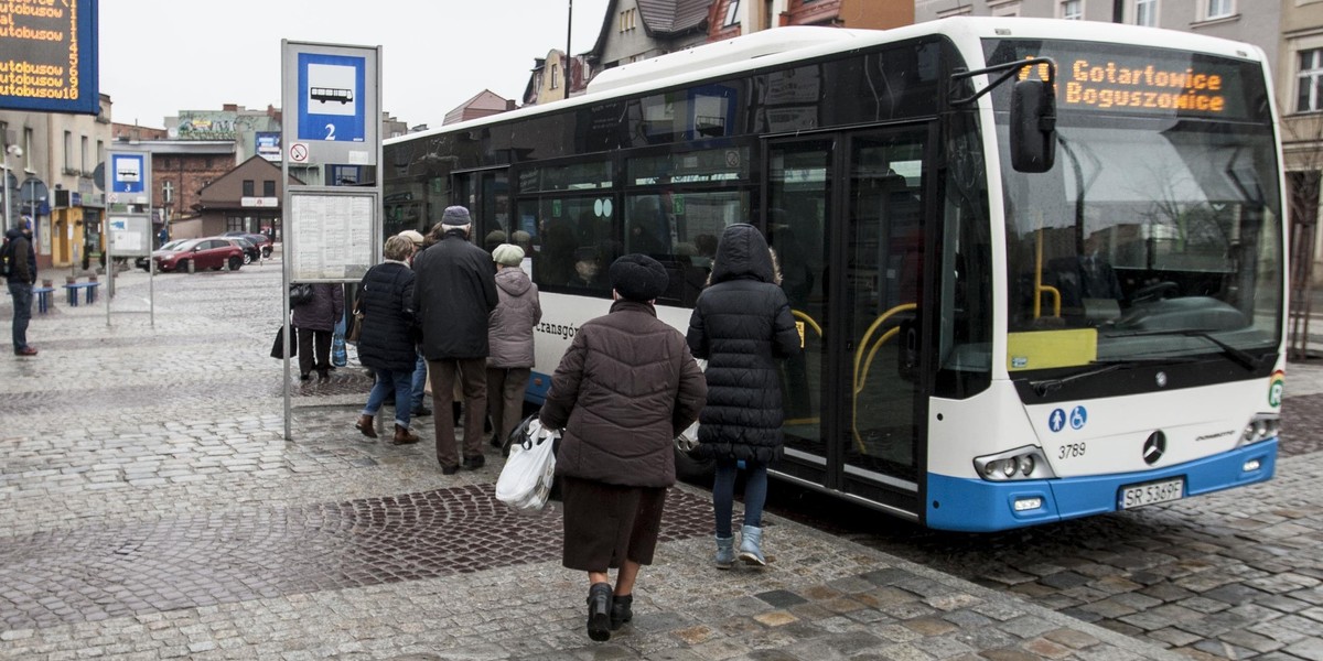 Łysy mężczyzna masturbuje się w autobusach ZTZ Rybnik 