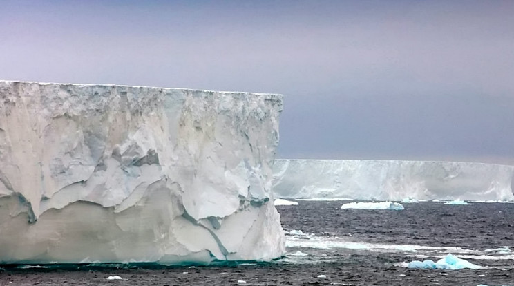 A mintegy 4000 négyzetkilométer területű  jéghegy 1986-ban vált le az Antarktisz partjairól / Illusztráció: Northfoto