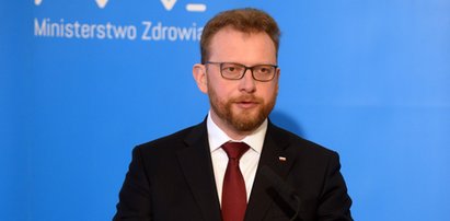 Polacy umierają w kolejkach, a co robi minister? To niepojęte!