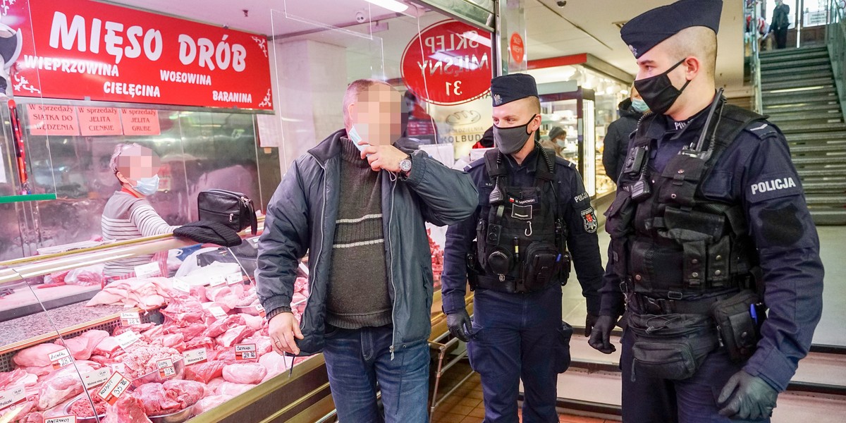 Tylko w ciągu sześciu dni policjanci interweniowali wobec ponad 1900 osób, a większość tych interwencji dotyczyła niestasowania się do obowiązku zasłaniania ust i nosa.