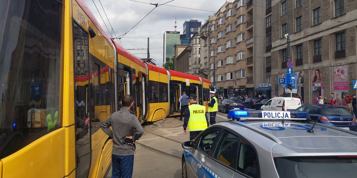 Warszawa. Wykolejony tramwaj przy pl. Starynkiewicza. Spore utrudnienia.