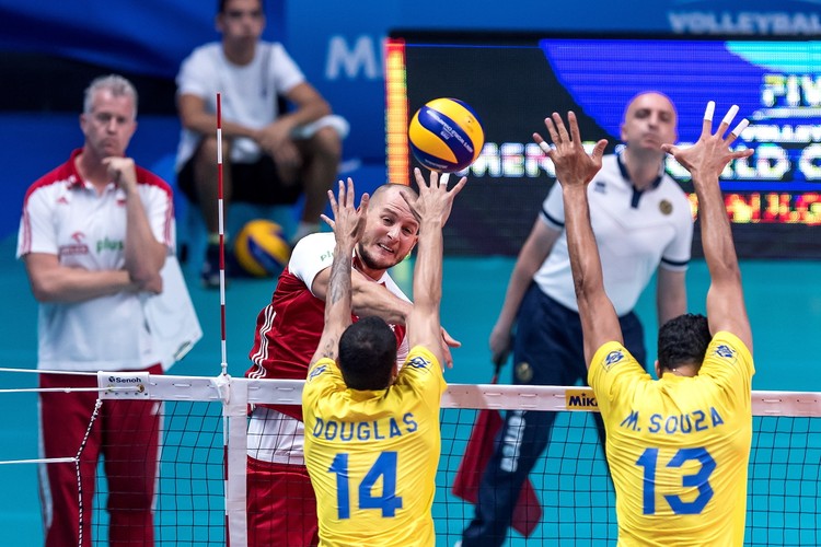 Polak Bartosz Kurek (L) oraz Douglas Souza (C) i Mauricio Souza (P) z Brazylii