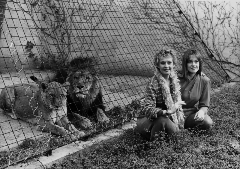 Tippi i Melanie podczas akcji promocyjnej filmu &quot;Roar&quot; w londyńskim zoo / Getty Images