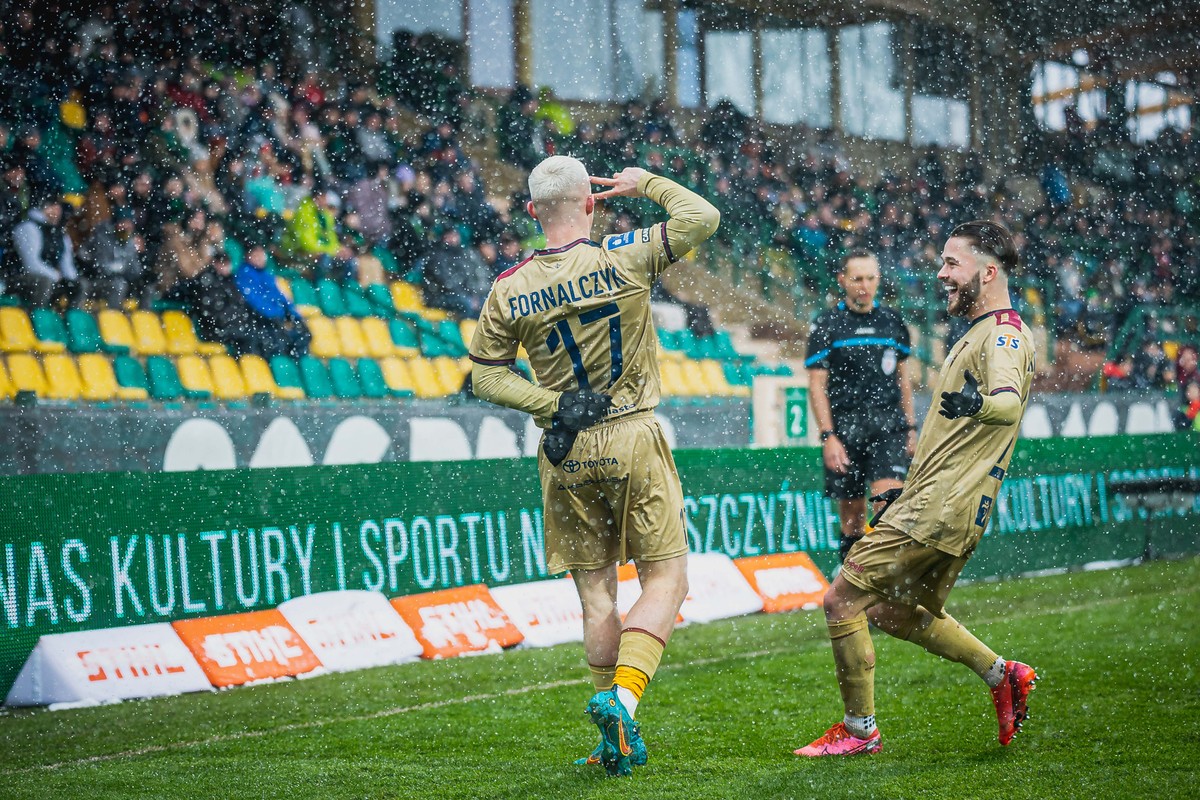 Radość piłkarzy Pogoni Szczecin Mariusza Fornalczyka (L) i Sebastiana Kowalczyka (P) podczas meczu 27. kolejki ekstraklasy przeciwko Górnikowi Łęczna