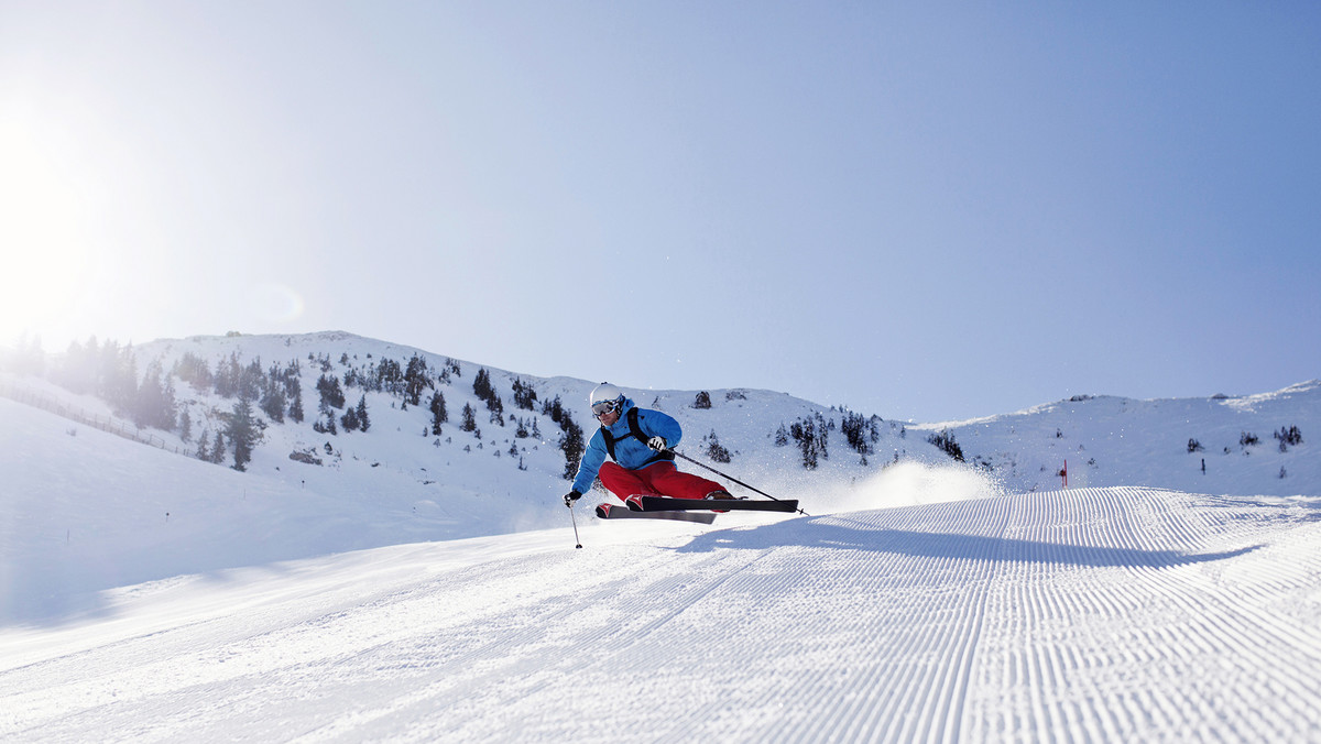 INFORMACJA PRASOWA. Wyścig na Hahnenkamm w Kitzbühel jest znany na całym świecie. Rozciągające się wokół Kitzbühel stoki jak z marzeń – w końcu to najlepszy teren narciarski roku 2013 – są w Polsce raczej mało popularne. Dzisiaj tyrolska mekka narciarzy prezentuje swoje walory w Warszawie i innych miastach – wkrótce cała Polska oszaleje na punkcie narciarskich wyjazdów do „miasta kozic”.