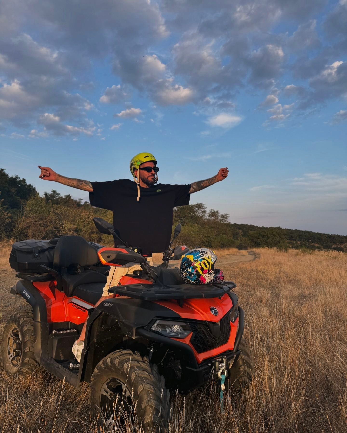 Komik a moderátor Bekim Aziri.