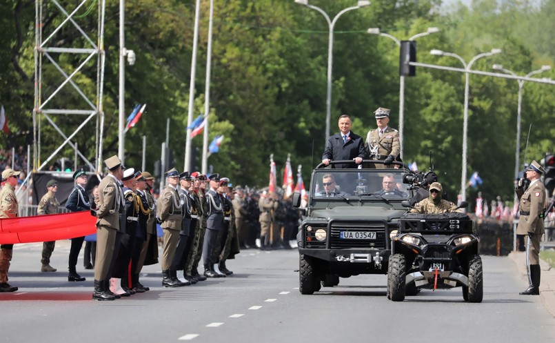 W defiladzie, którą rozpoczęło odegranie hymnów Polski, UE i Sojuszu Północnoatlantyckiego, oraz wciągnięcie flag naszego kraju, Wspólnoty i NATO na maszty, wzięli też udział przedstawiciele władz państwowych, w tym prezydent Andrzej Duda oraz premier Mateusz Morawiecki.
