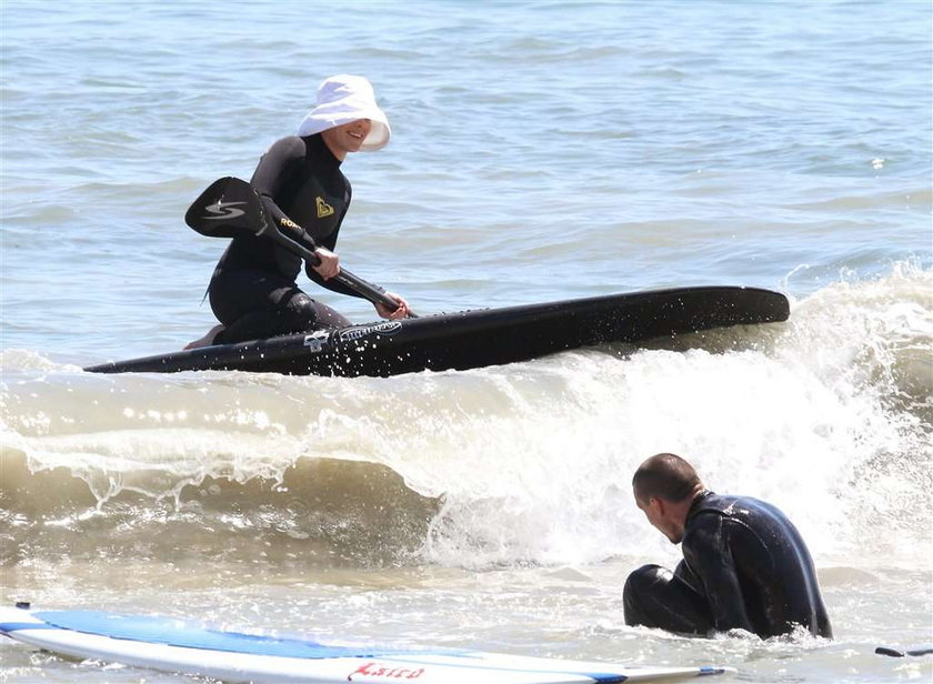 Pink na desce surfingowej. Pink nie lubi słońca