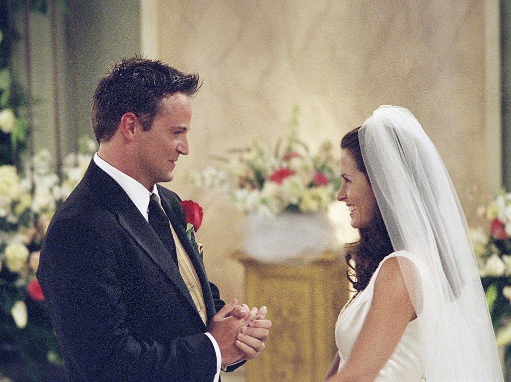 Hazudnánk, ha azt mondanánk, hogy nem a 7. évad 23. és 24. része az egyik legmeghatóbb. Monica és Chandler esküvője (The One with Monica and Chandler's Wedding Part 1). Ehhez a képhez nincs mit hozzáfűznünk, hiszen mindenki olyan házasságról álmodik, mint az övék. 