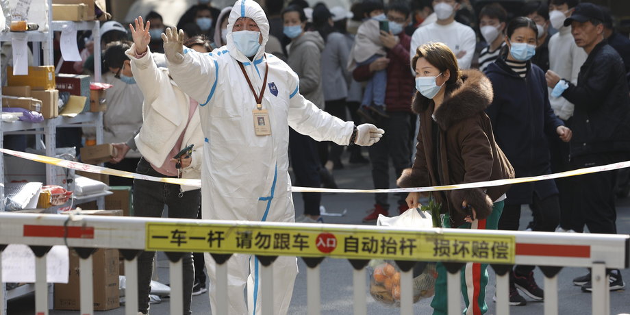 Chiny są pewne, że to nie ostatnia taka akcja. "W przyszłości działania te staną się standardowymi procedurami epidemicznymi, wdrażanymi w okresie jesieni i zimy" - powiedział szef zespołu ds. pandemii.