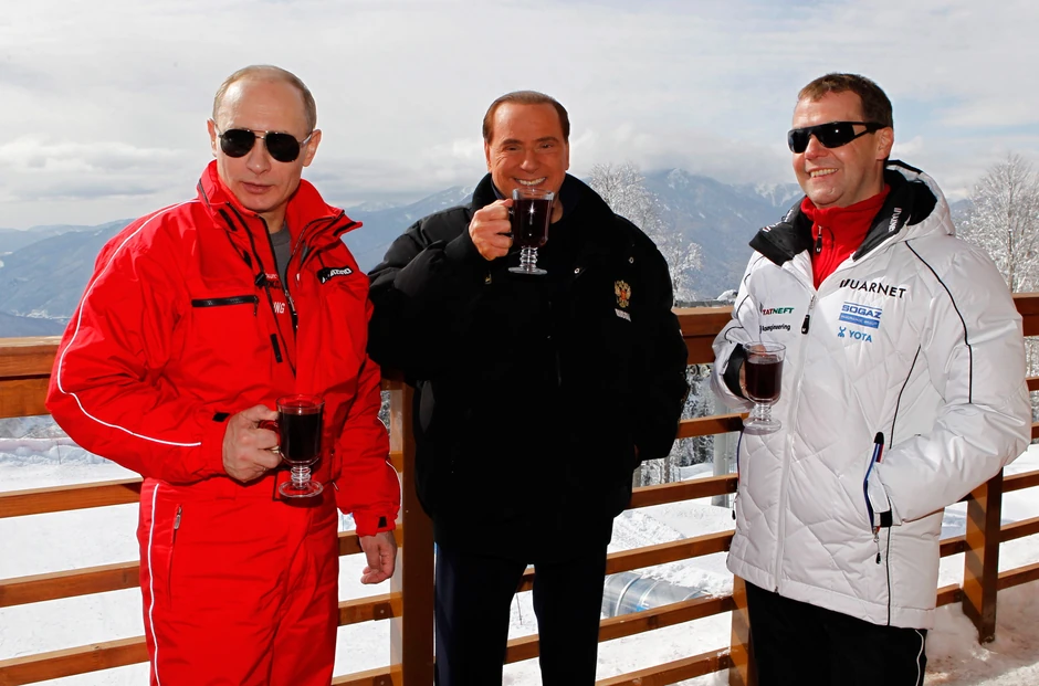 Vladimir Putin, Silvio Berluskoni i Dmitrij Medvedev u Sočiju u martu 2012.