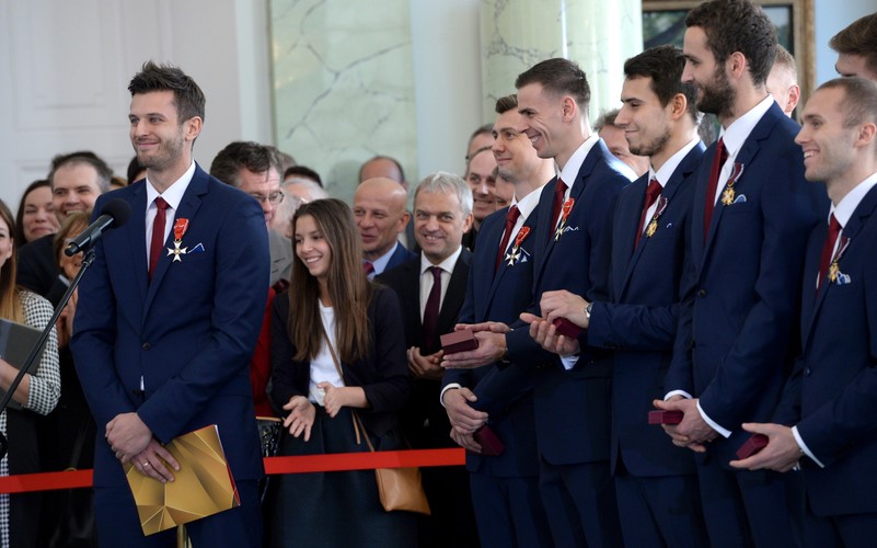 Spotkanie prezydenta Bronisława Komorowskiego ze złotymi medalistami mistrzostw świata siatkarzy w Pałacu Prezydenckim w Warszawie. Z lewej kapitan drużyny Michał Winiarski