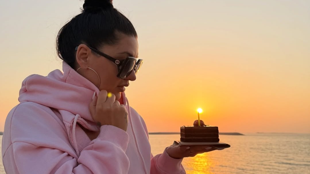 Napriek zdravotným problémom si Mamba Dasha užila záver svojho narodeninového dňa s rodinou a pri západe slnka. IG: @mamba dasha