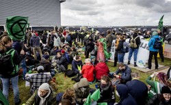 Aktywiści z Extinction Rebellion zablokowali lotnisko. Musiała wkroczyć żandarmeria wojskowa