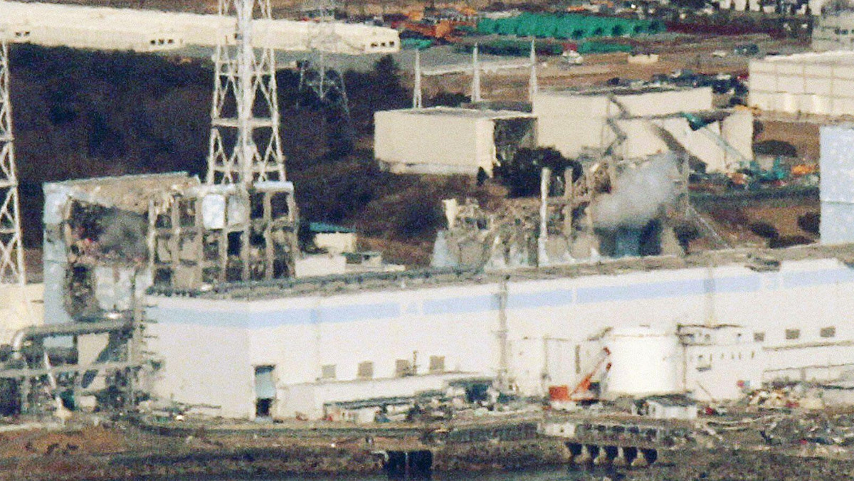 Sześć wojskowych armatek wodnych zaczęło polewać wodą pod wysokim ciśnieniem przegrzewający się reaktor nr 3 w elektrowni atomowej Fukushima I w Japonii - podała agencja Kyodo. Wcześniej śmigłowce zrzuciły na reaktor tony wody morskiej.