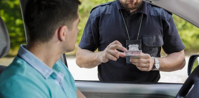 Policjant umawiał się na seks w komisariacie. Wpadł, gdy się pomylił