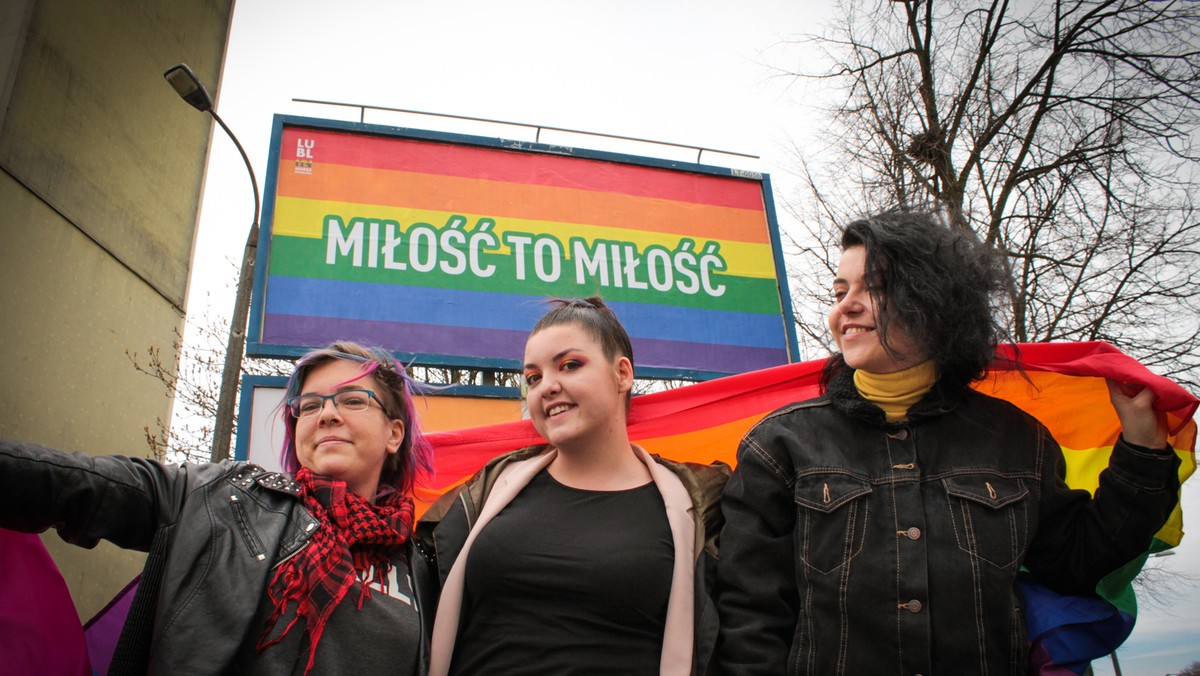 Świdnik: aktywiści LGBT postawili tęczowy billboard "Miłość to miłość"