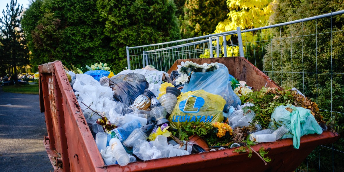 Apel katowickich urzędników o ograniczenie ilości ozdób na grobach. 