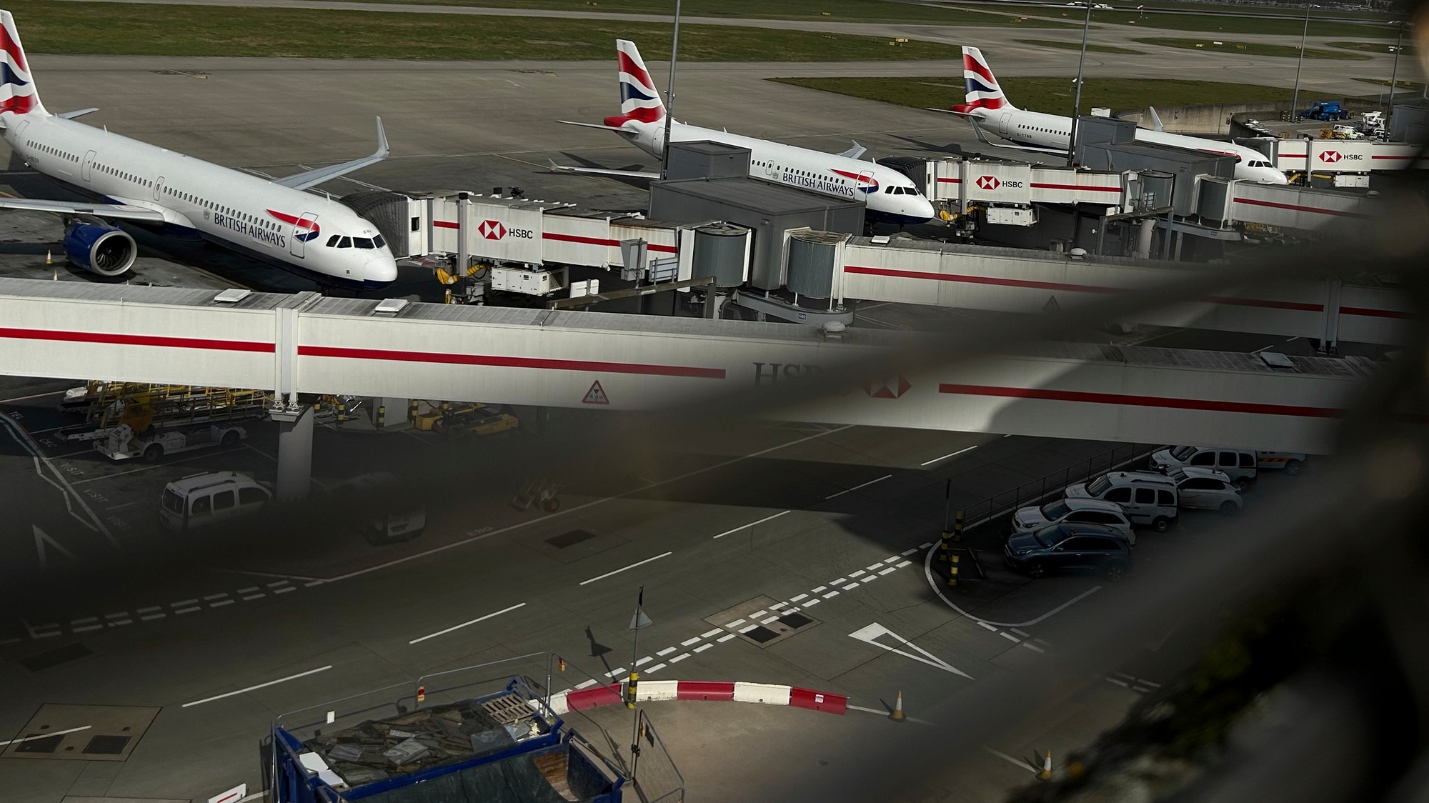 Lietadlá na londýnskom letisku Heathrow. (ilustračné foto)