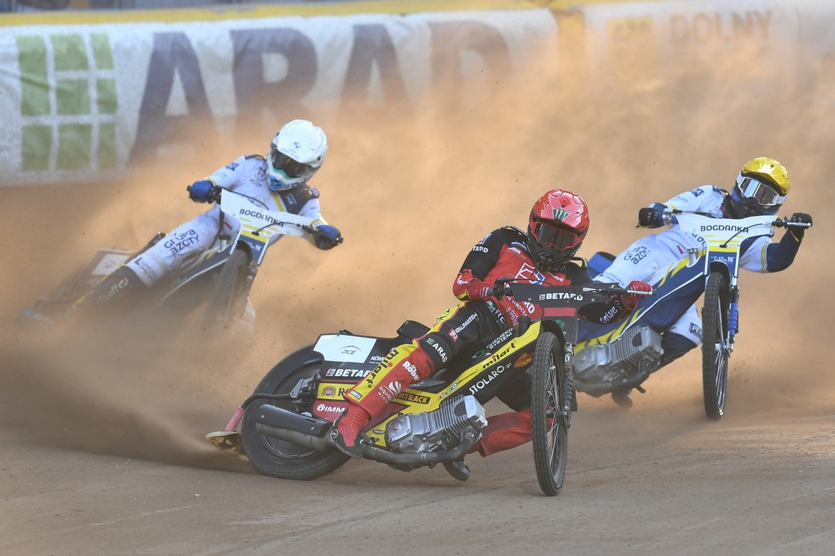 Zawodnicy Betard Sparty Wrocław Daniel Bewley (kask czerwony) oraz Wiktor Lampart (kask biały) i Maksym Drabik (kask żółty) z Motoru Lublin podczas meczu 8. kolejki żużlowej Ekstraligi