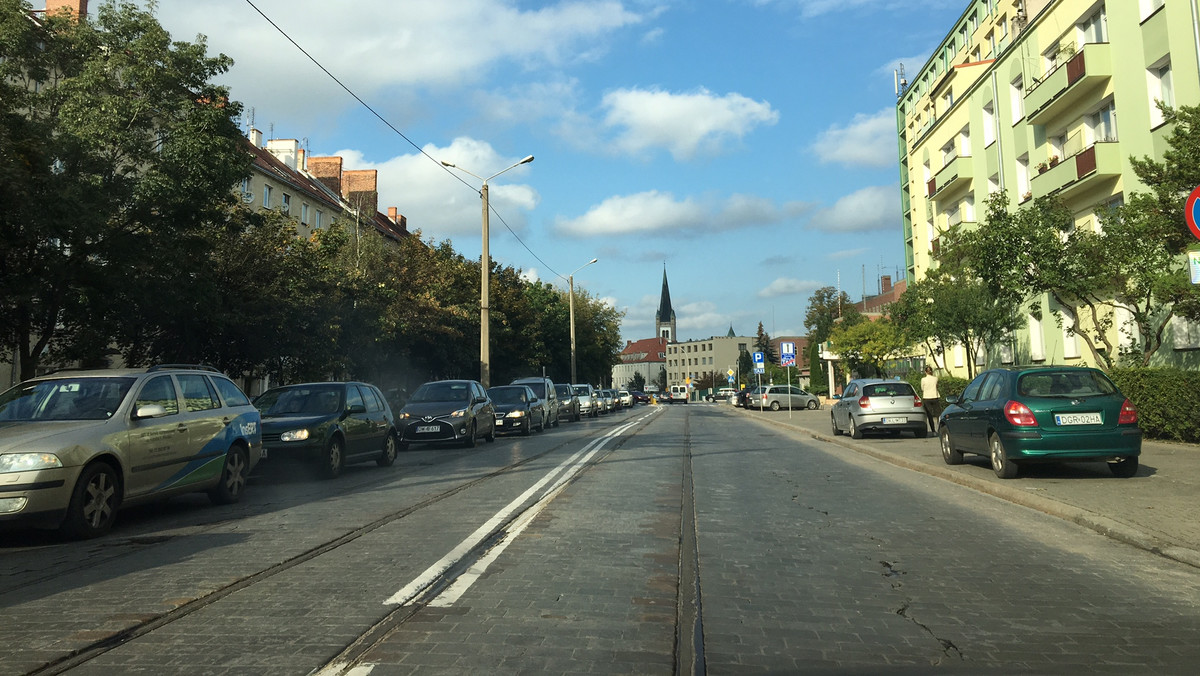 Przedstawiciele trzech wrocławskich osiedli chcą, by urzędnicy wpisali przebudowę ulicy Gajowickiej do Wieloletniego Planu Inwestycyjnego na najbliższe lata. Tymczasem w magistracie podkreślają, że pracują już nad kosztorysem modernizacji nie tylko Gajowickiej, ale też łączącej się z nią ulicy Zaporoskiej.