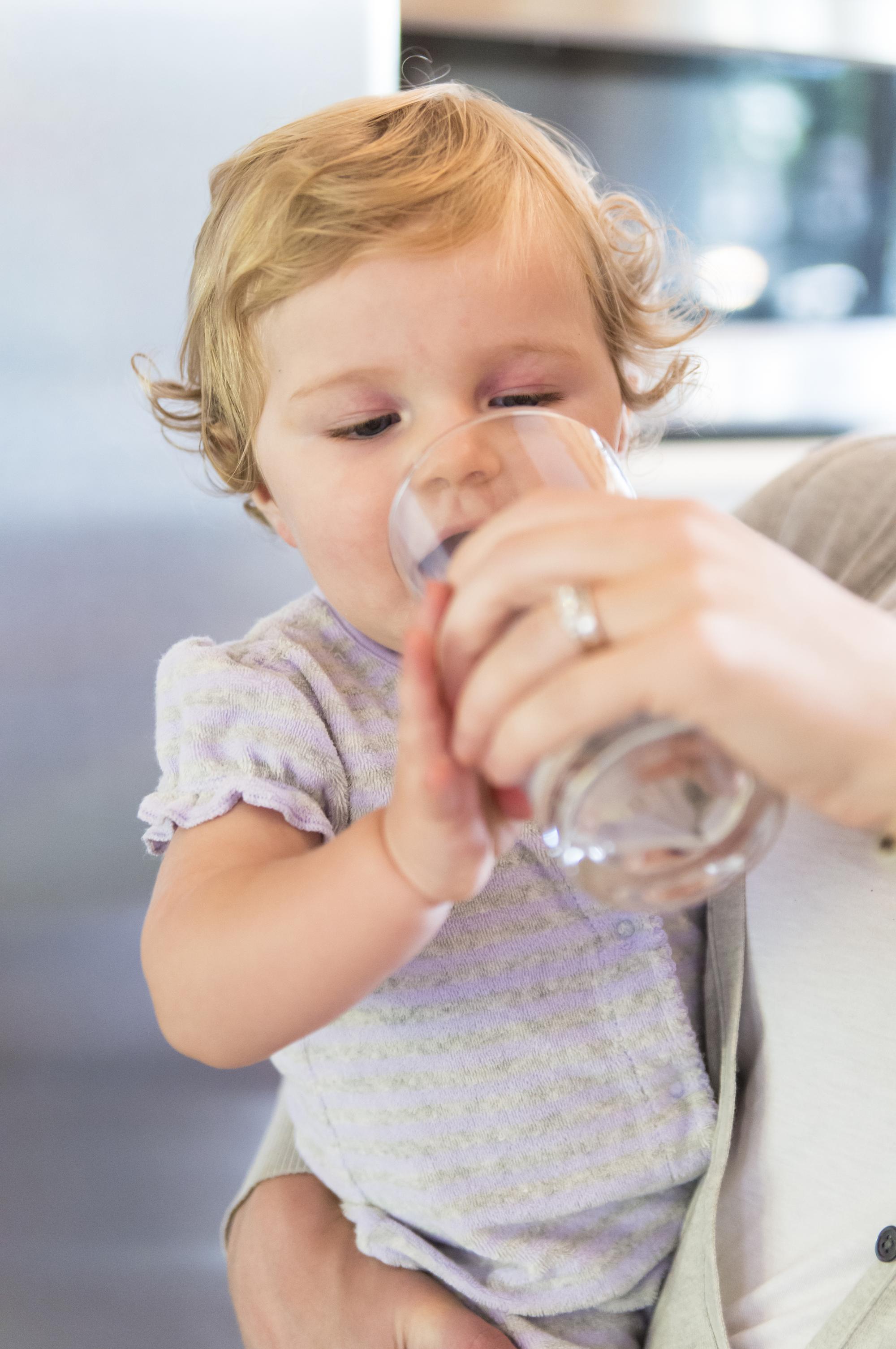 Kupovať dojčenskú vodu v plaste, skle alebo stačí z vodovodu? Radí detská  lekárka | Najmama.sk