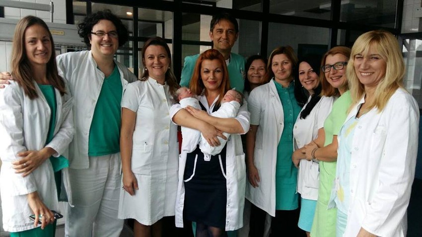 Bliznakinje Nikolić sa osobljem Centra za vantelesnu oplodnju u Valjevu   Centar za VTO počeo je da radi u decembru 2012. godine. Prvu valjevsku “bebu iz epruvete” Minju, početkom septembra 2013. rodila je Danka Sredojević iz Prijepolja, a septembra prošle godine na svet je došla i prva “beba sa leda”, Jakov Stepanović iz Valjeva, jer valjevski Centar za VTO jedini koristi proceduru zamrznutih embriona, u slučaju da prva trudnoća ne uspe.   - Tajna je u odnosu, jer od prvog trenutka kada otvore naša vrata i sestra ih dočeka sa osmehom, parove tretiramo kao drage ljude i prijatelje koji su došli jer nam veruju. Radimo po standardima Evropskog udruženja za humanu proceduru, tako da rezultati ne izostaju, a u grupi pacijentkinja od 35 do 38 godina života imamo zaista izuzetan uspeh - pričaju u valjevskom Centru za VTO.   U Valjevu za proces vantelesne oplodnje ne postoji lista čekanja, a u Centar za VTO dolaze i parovi bez dece iz drugih delova Srbije, koje šalje republički Fond zdravstvenog osiguranja, pa među bebama začetim u gradu na Kolubari ima dece rođene na području od Prijepolja do Vojvodine.