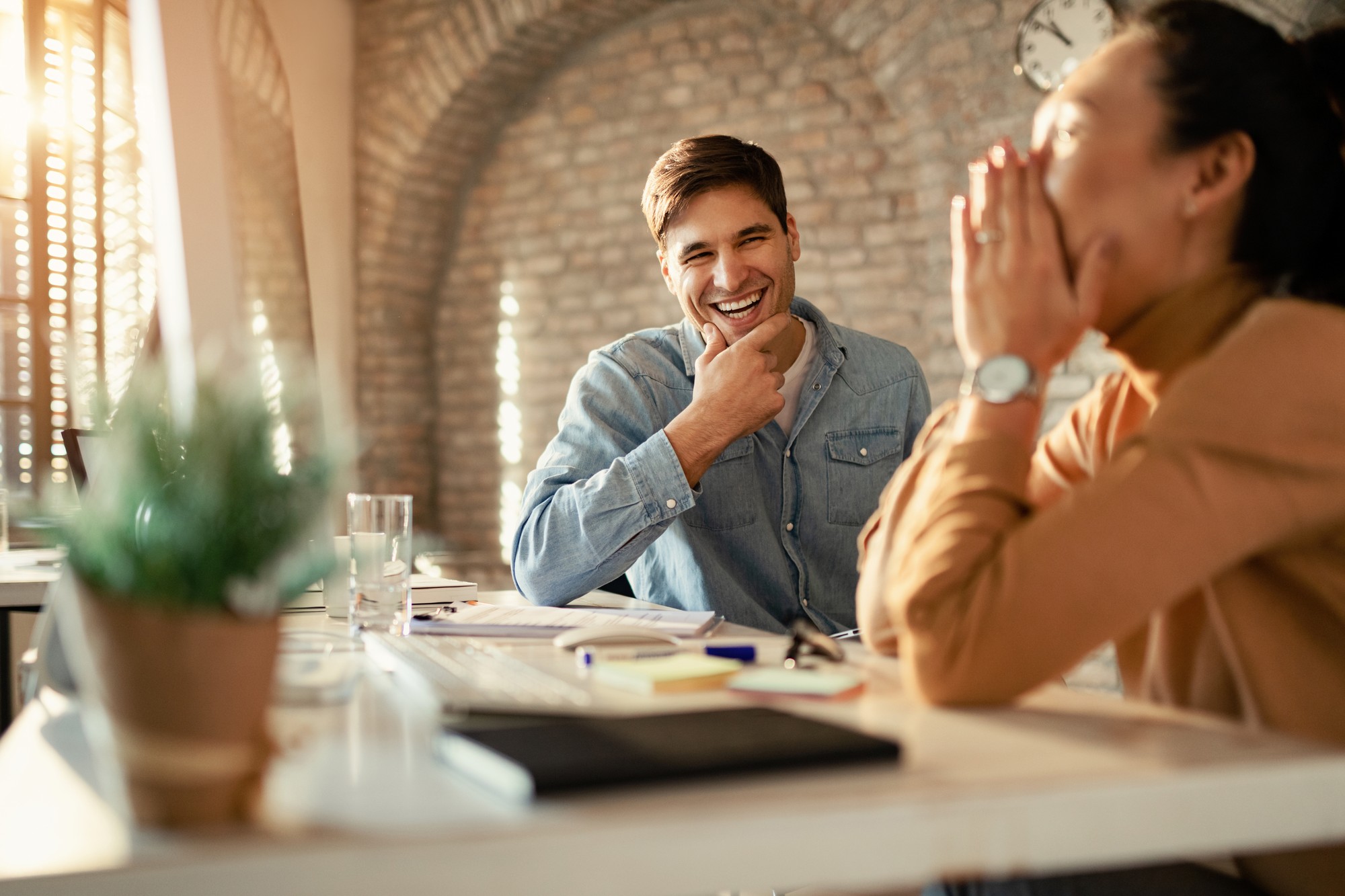Najrýchlejšia cesta k sympatii? Úprimný záujem o druhého – počúvať, reagovať a nechať ho cítiť, že je dôležitý.