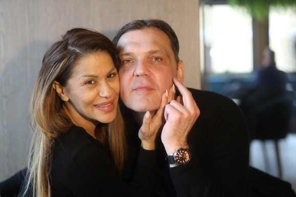 MINA KOSTIĆ ZAVRŠILA NA PSIHIJATRIJI A samo dan ranije Kasper pisao njenim fanovima! Postao njen menadžer, pa se požalio: "Kažu da sam SMEŠNA priča"
