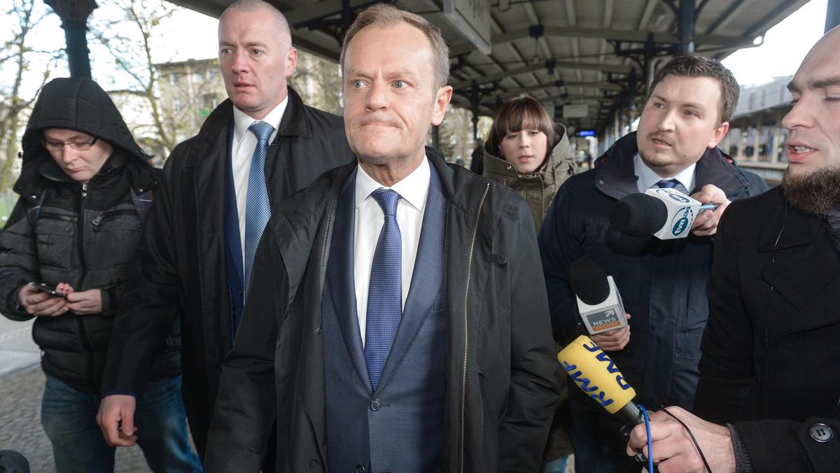 Donald Tusk w drodze na przesluchanie w warszawskiej Prokuraturze Okregowej