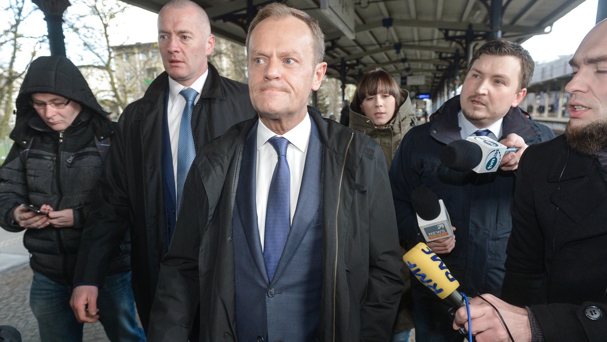 Donald Tusk w drodze na przesluchanie w warszawskiej Prokuraturze Okregowej