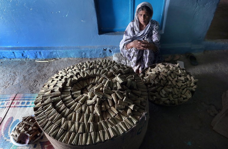 Tradycja i skręcane papierosy beedi powoli zabijają Hindusów