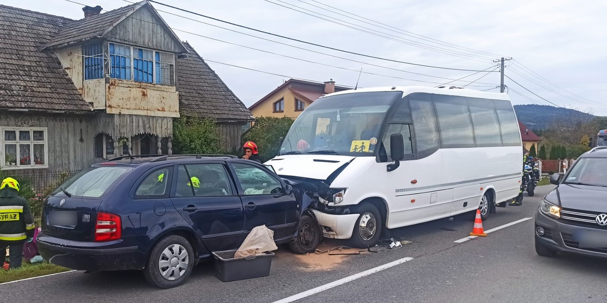 W Faściszowej samochód osobowy zderzył się czołowo z busem przewożącym dzieci.