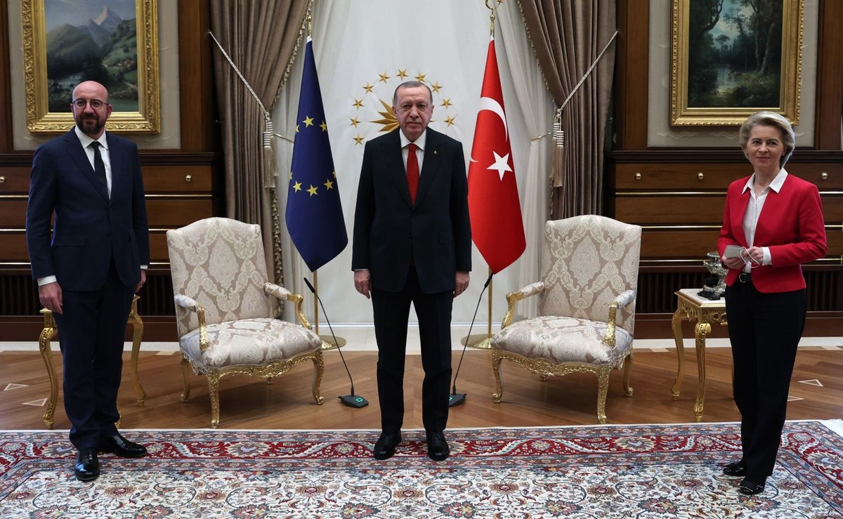 Von der Leyen musiała zadowolić się kanapą, podczas gdy Michel i Erdoğan zajęli ustawione pośrodku dwa krzesła