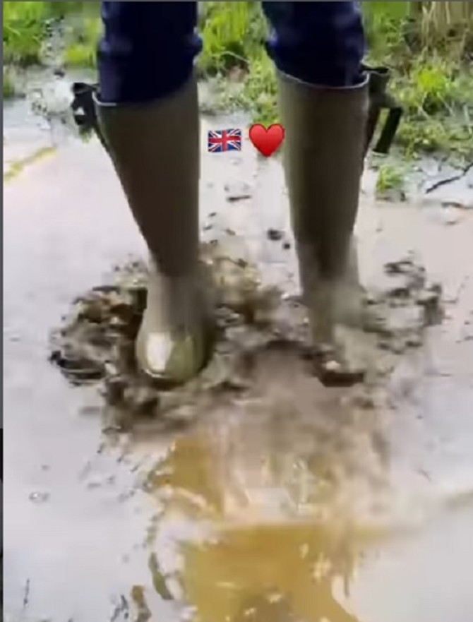 Megan Markl u gumenim čizmama